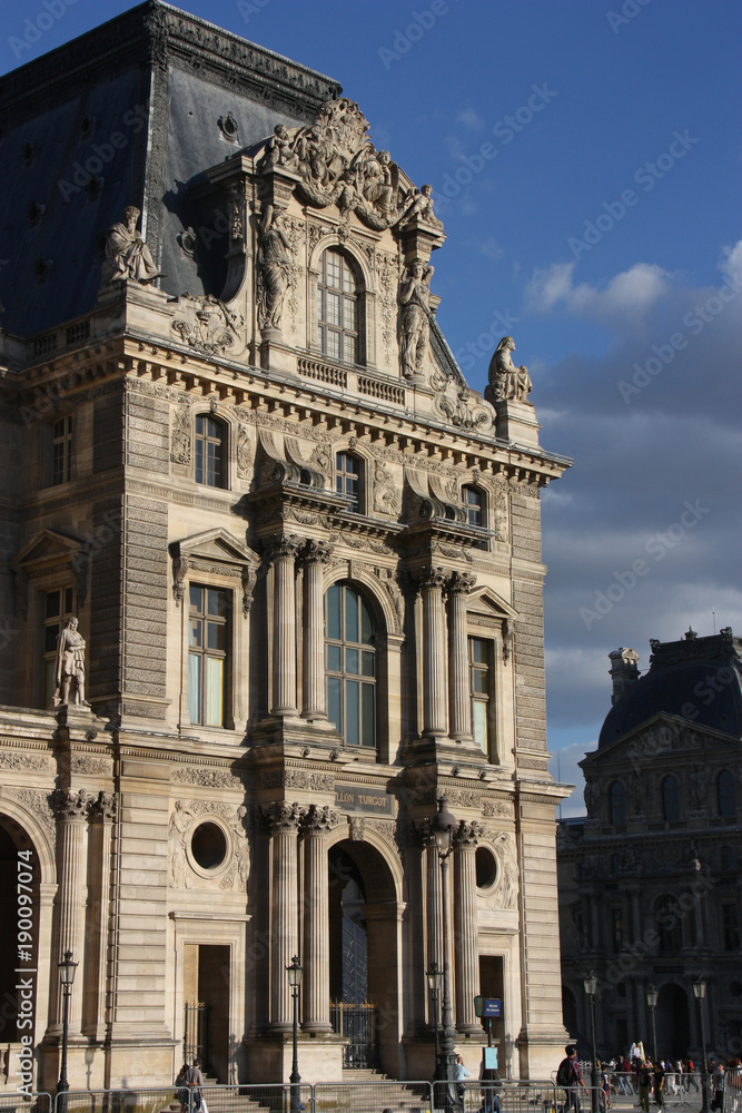 Palais du Louvre à Paris, France
