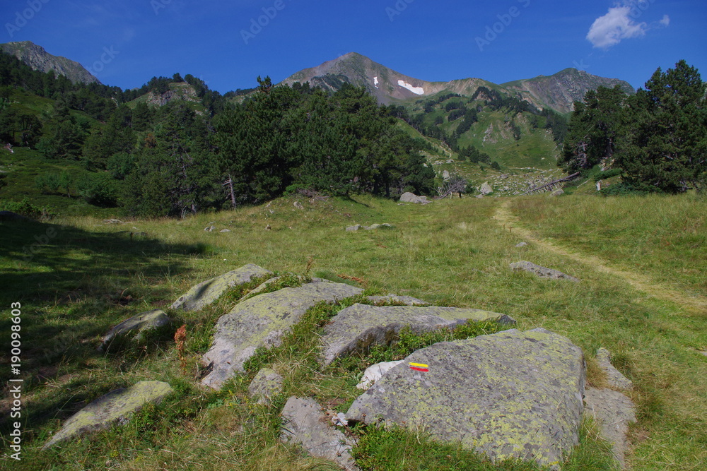 Paysage de montagne en Capcir dans les Pyrénées Orientales vallée du Galbe et balisage GRP