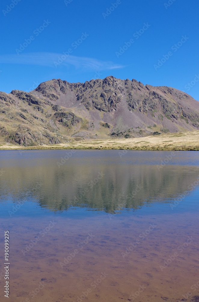Paysage de montagne Grave dans les Pyrénées Orientales lac et rivière Têt aux Bouillouses