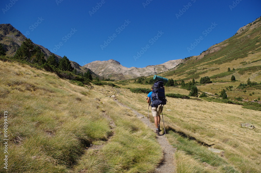 Randonneurs et Paysage de montagne dans les Pyrénées Orientales