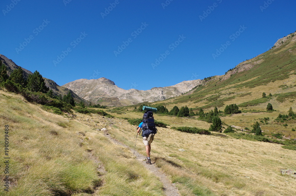Randonneurs et Paysage de montagne dans les Pyrénées Orientales vallée de la grave