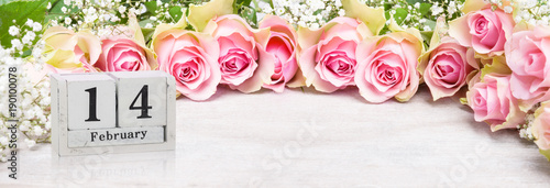 14. Februar, Rosa Rosen und Schleierkraut zum Valentinstag