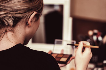 Fototapete Schönheitssalon Teenagerin beim Schminken Rückansicht  © Yakov