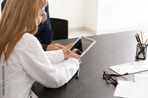 Female doctor consulting yo...
