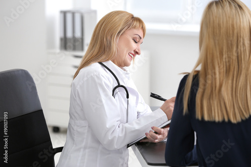 Female doctor consulting pa...