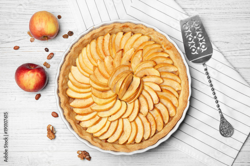 Foto Homemade apple tart on wooden table