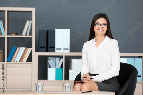 Young female psychologist a...