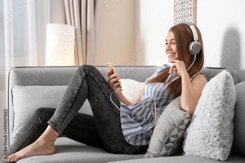 Young woman listening to mu...
