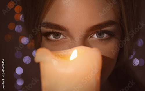 Beautiful young woman holdi...