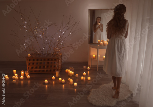Beautiful young woman holdi...
