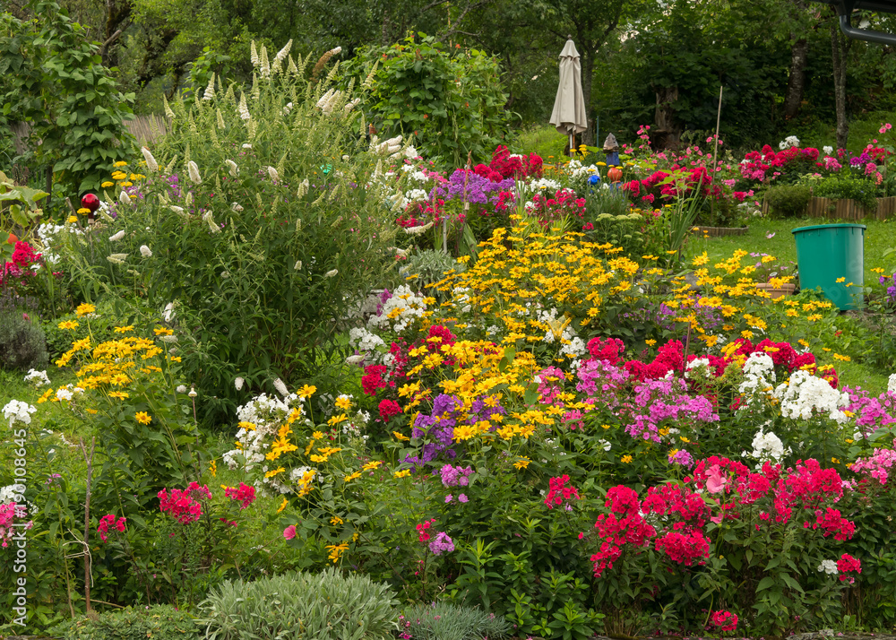 Obraz premium A very colorful garden in the austrian Salzkammergut