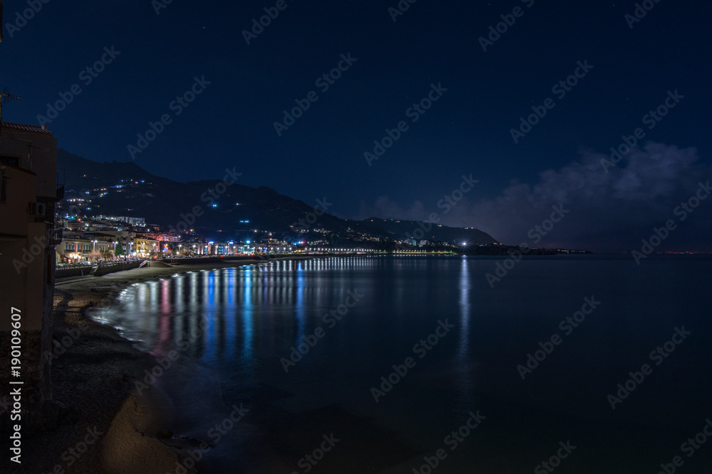 Vista notturna del lungomere di Cefalù illuminato, Sicilia	