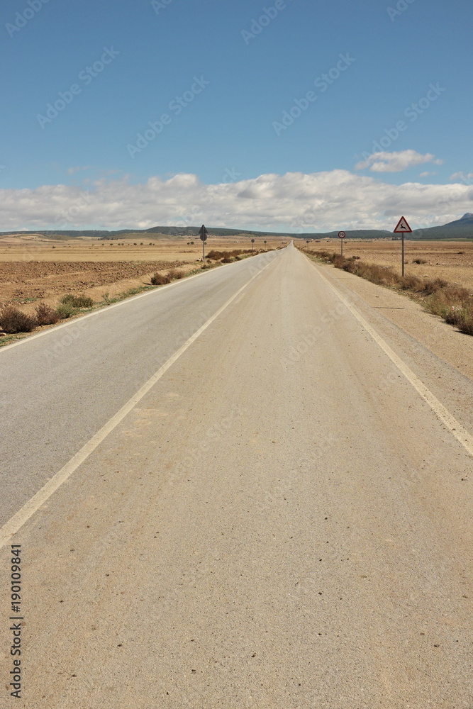 Route droite dans un paysage de campagne.