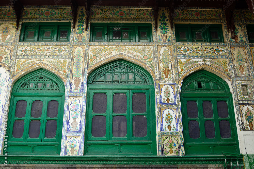 Obraz premium Detail of decorating the wall in a green uniquely wooden mosque, Shah E Hamdan in Srinagar, Jammu and Kashmir