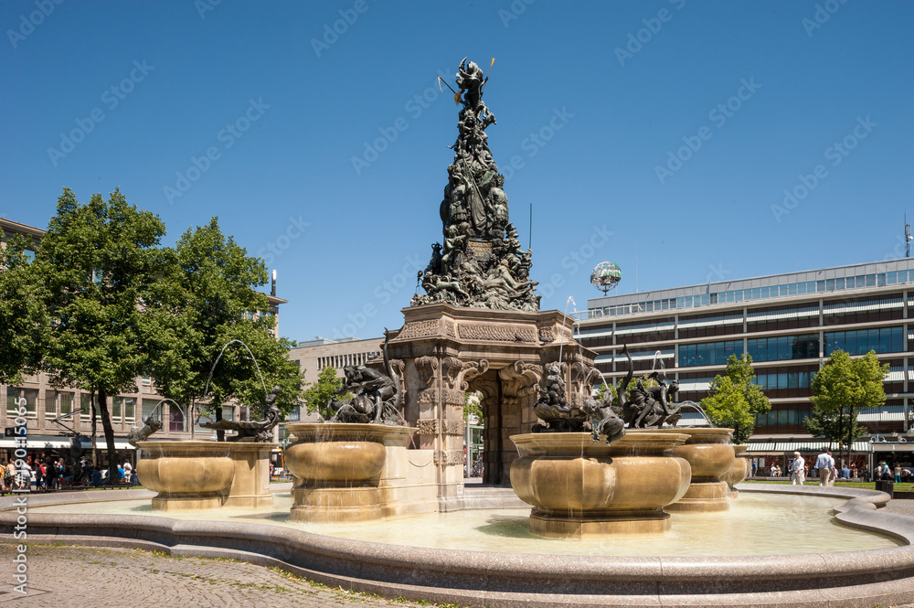Fototapeta premium Paradeplatz mit Grupello-Pyramide in Mannheim