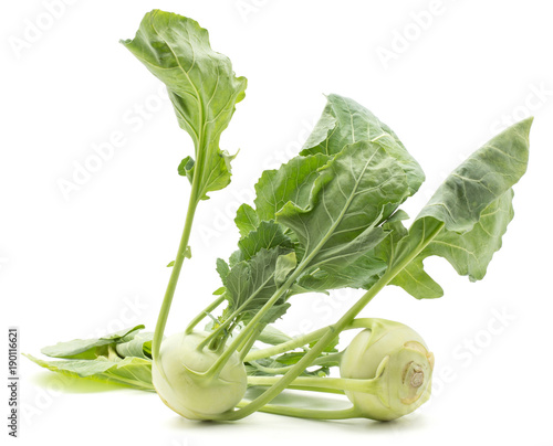 Foto Kohlrabi (German turnip or turnip cabbage) two bulbs with fresh long leaves isolated on white background raw