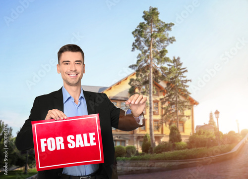 Attractive real estate agen...