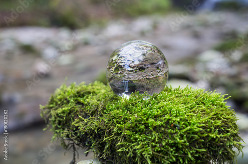 Glaskugel am Wasserfall am Bach