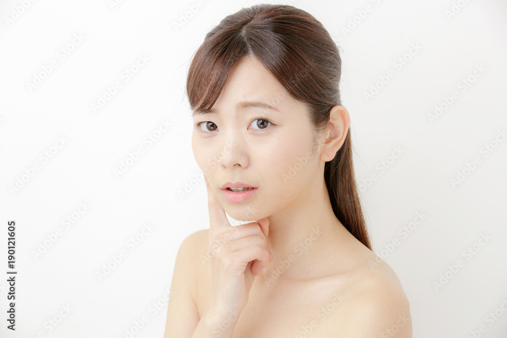 悩む・スキンケア・若い女性 悩む・スキンケア・若い女性