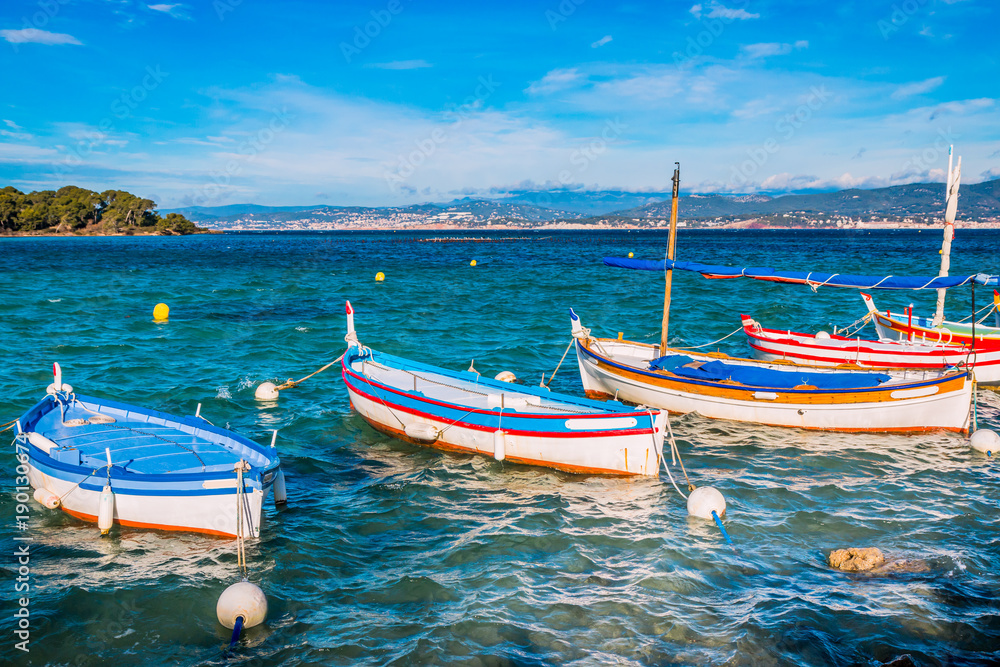 Fototapeta premium Vue sur les bateaux de pêche et les Iles Paul Ricard à Six-Fours-les-Plages