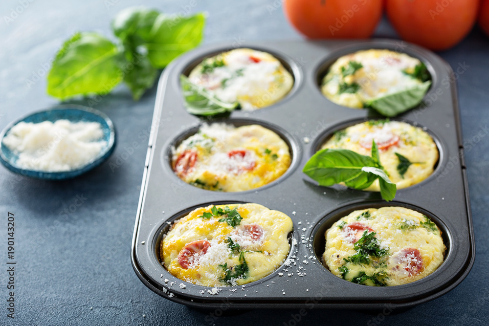 Healthy egg muffins, mini frittatas with tomatoes Healthy egg muffins, mini frittatas with tomatoes