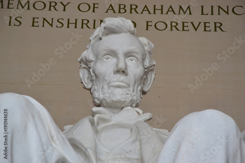 Detalle de la Estatua dedicada a Abraham Lincoln en el  Memorial que lleva su nombre, Washington D.C. photo