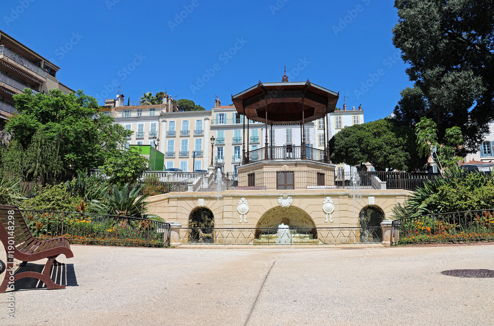 Hyères (France) Kiosque à musique, jardin et vielle ville