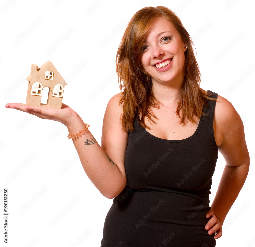 Attraktive junge Frau mit Haus in der Hand Attraktive junge Frau mit Haus in der Hand