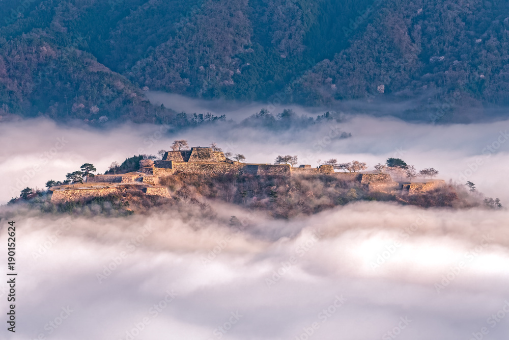 Fototapeta premium Ruiny zamku Takeda unoszące się w morzu chmur