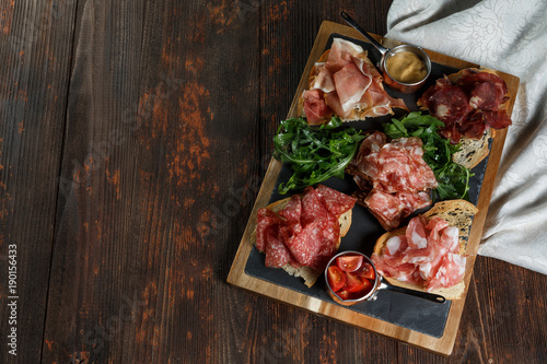 Foto Assorted Deli Cold Meats on a plate.