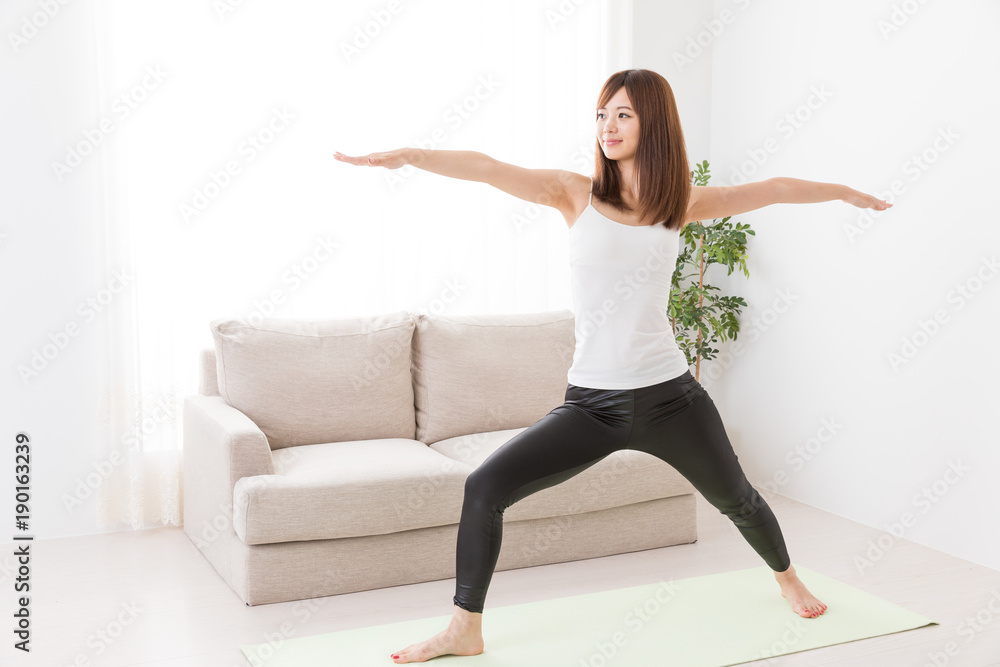 家でエクササイズをする女性 家でエクササイズをする女性