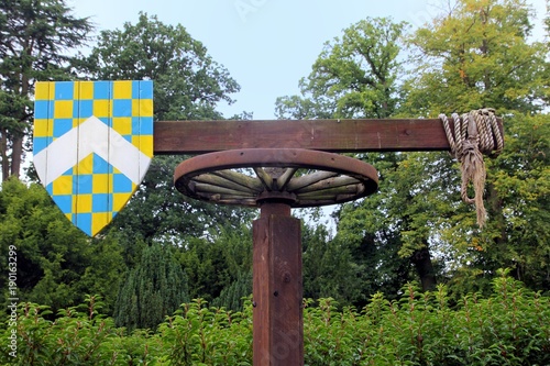 Fotografie Medieval quintain with shield on a revolving post used for jousting practice