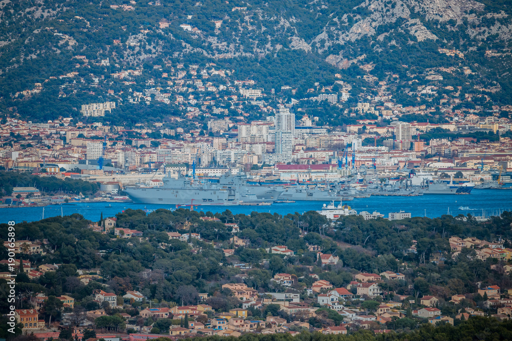 Vue sur la rade de Toulon du haut de la Corniche Varoise