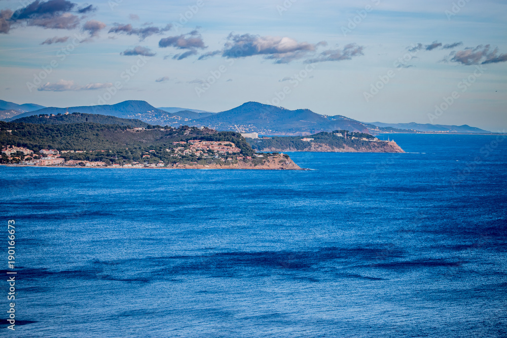 Vue de la côte depuis la Route Forestière sur la Corniche Varoise Vue de la côte depuis la Route Forestière sur la Corniche Varoise