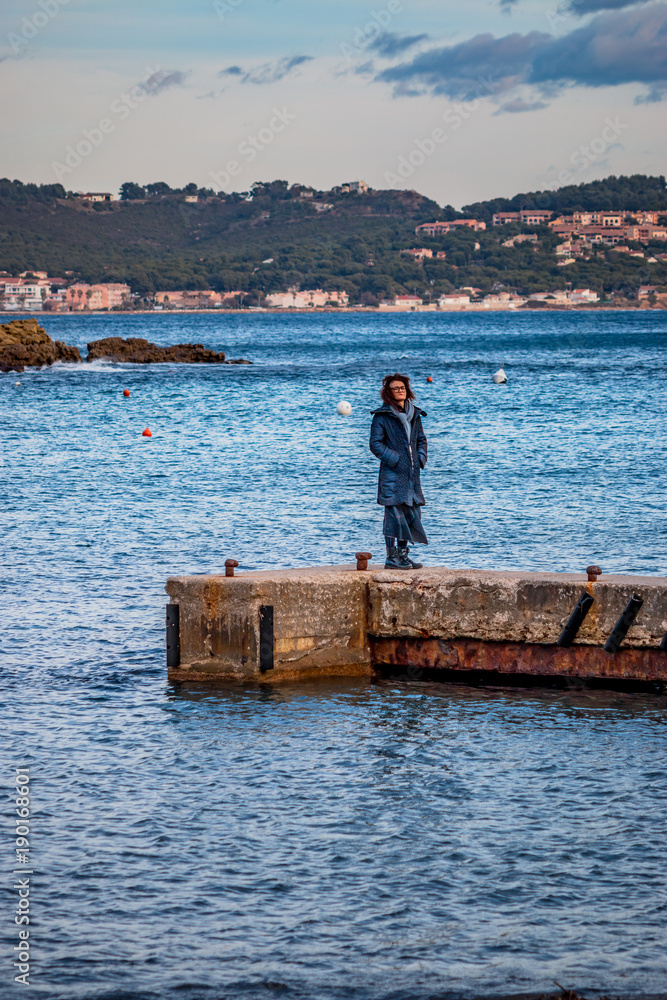 Femme sur la digue de la Anse de Fabrégas à La Seyne-sur-Mer