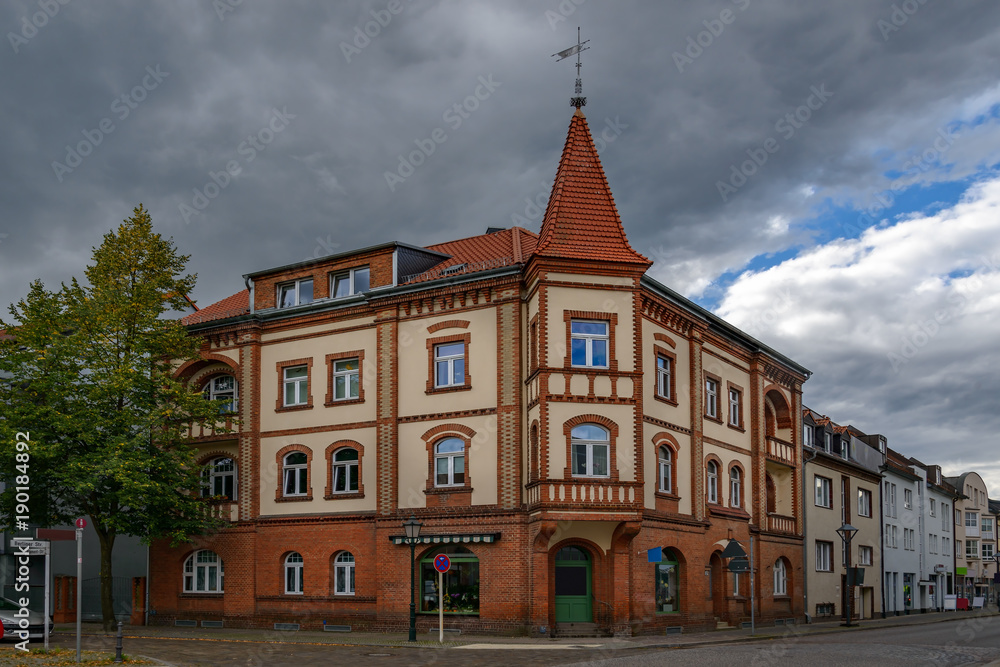 Obraz premium Renoviertes historisches Eckhaus in Bernau bei Berlin