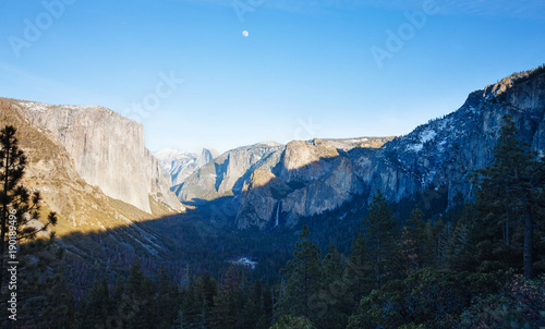 Moon above Yosemite’s Inspiration Point