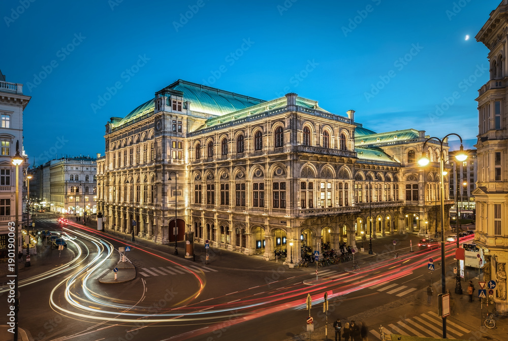 Fototapeta premium Słynna Opera Narodowa w Wiedniu w Austrii w nocy