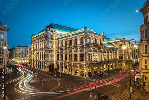 Fototapeta Naklejka Na Ścianę i Meble -  Famous State Opera in Vienna Austria at night