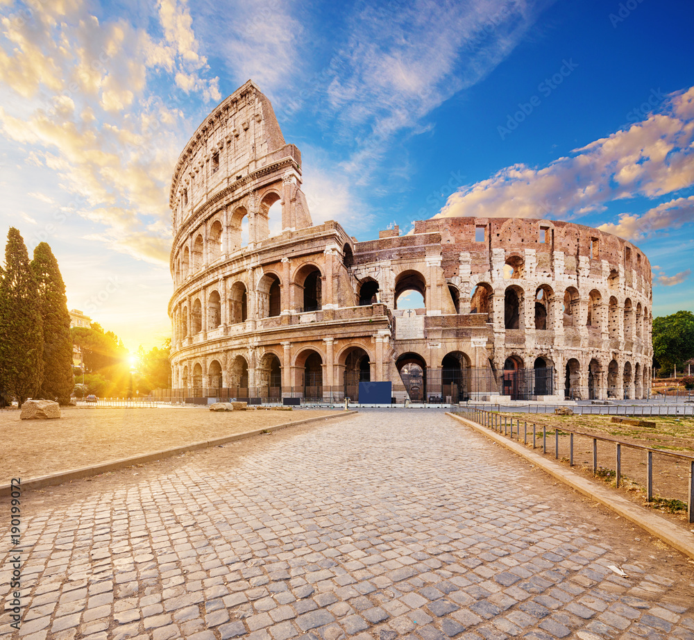 Naklejka premium Koloseum lub amfiteatr flawiuński (Amphitheatrum Flavium lub Colosseo), Rzym, Włochy.