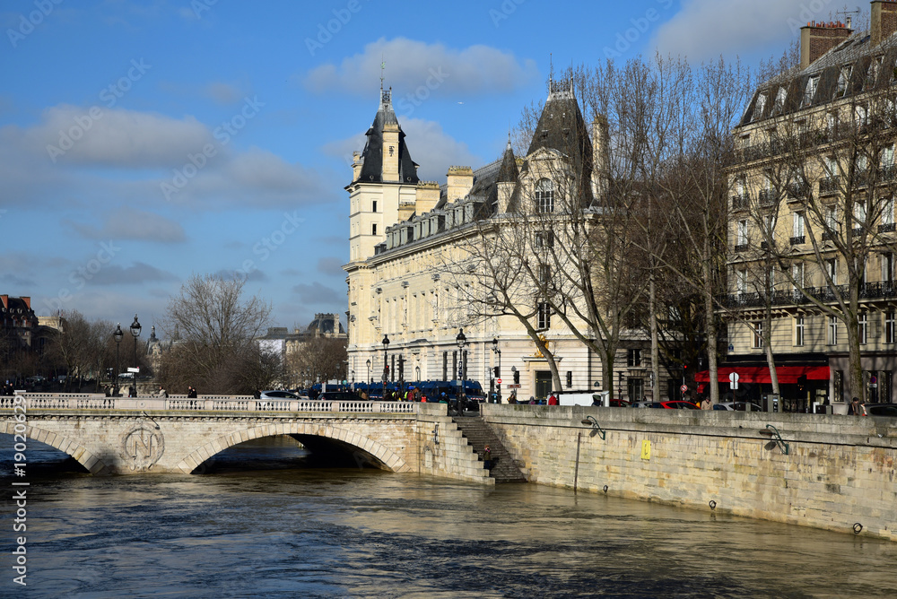 Seine en crue île de la Cité à Paris, France