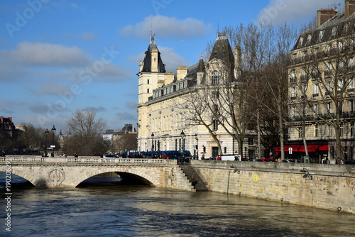 Seine en crue île de la Cité à Paris, France