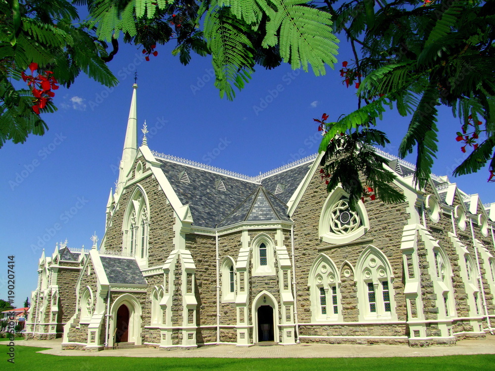 Kirche in Graaff Reinet in Südafrika umrahmt von einem Baum