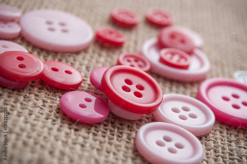 boutons de couture de couleur rose sur toile de jutte Stock Photo | Adobe  Stock