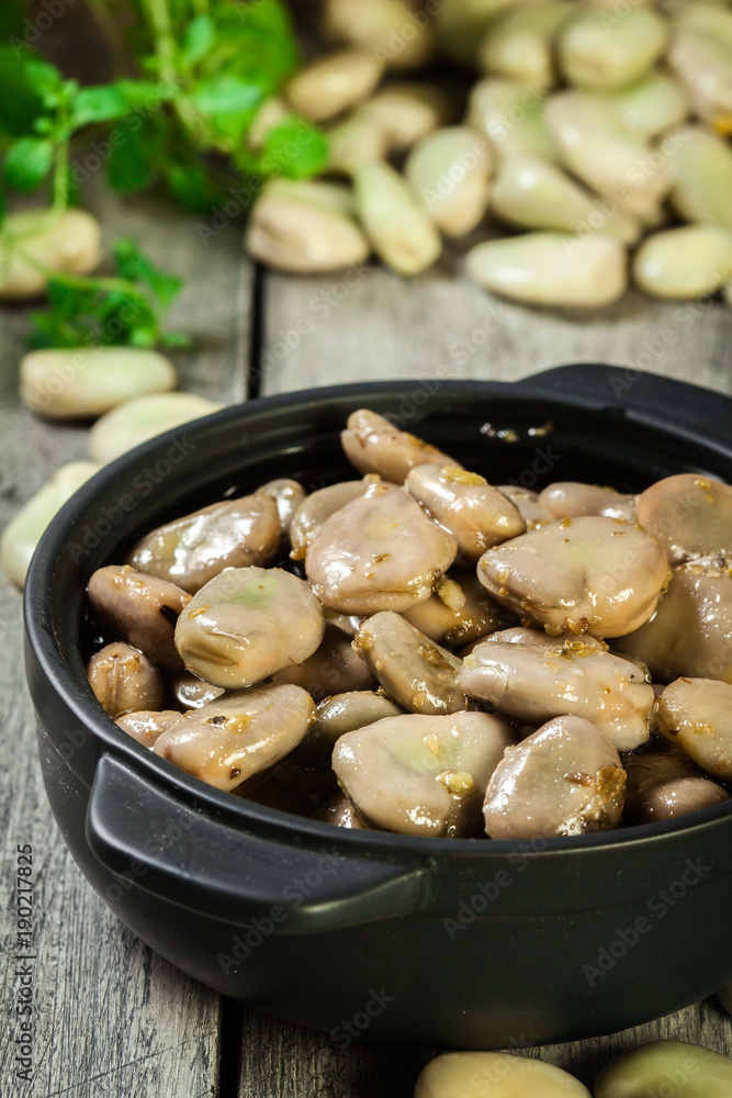 Broad beans stewed with onion and oregano