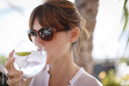 mujer joven bebiendo gintonic