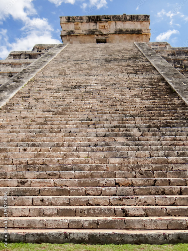 El Castillo pyramid in the ancient mayan ruins of Chichen Itza, Yucatan peninsula, Mexico El Castillo pyramid in the ancient mayan ruins of Chichen Itza, Yucatan peninsula, Mexico
