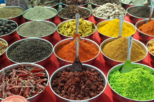 Богатый ассортимент специй и приправ