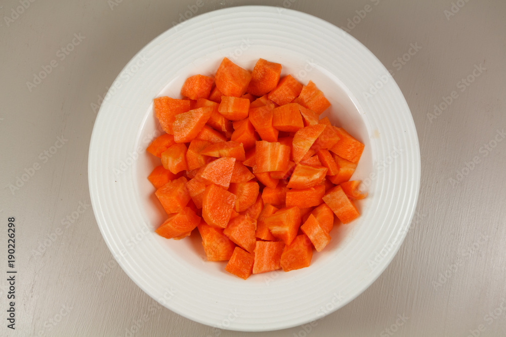 Morceaux de carottes crus dans une assiette Morceaux de carottes crus dans une assiette