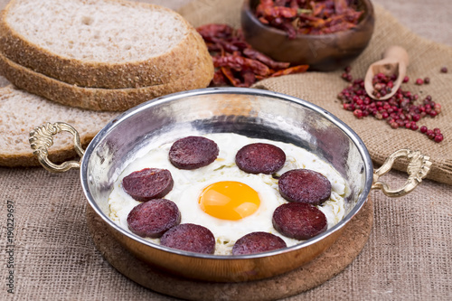 Sahanda Sucuklu Yumurta